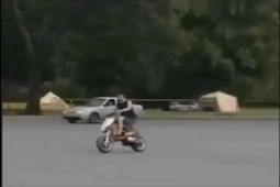 Xe máy - Xe đạp - Clip: Hi hữu xe điện đang đi bất ngờ gãy phuộc trước, lái xe ngã "sấp mặt"