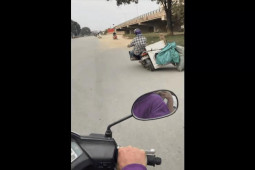 Xe máy - Xe đạp - Clip: Xe máy chở nặng nghiêng hẳn một bên nhưng vẫn chạy băng băng