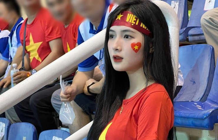 Cô cũng thường xuyên xuất hiện trên khán đài các sân vận động để cổ vũ bóng đá.
