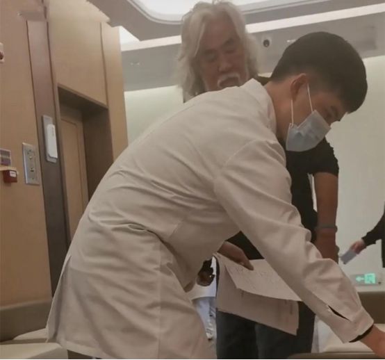 Lấy vợ kém 31 tuổi, ông trùm phim kiếm hiệp tiêm &#34;thuốc tiên&#34; để duy trì tuổi thọ - 2