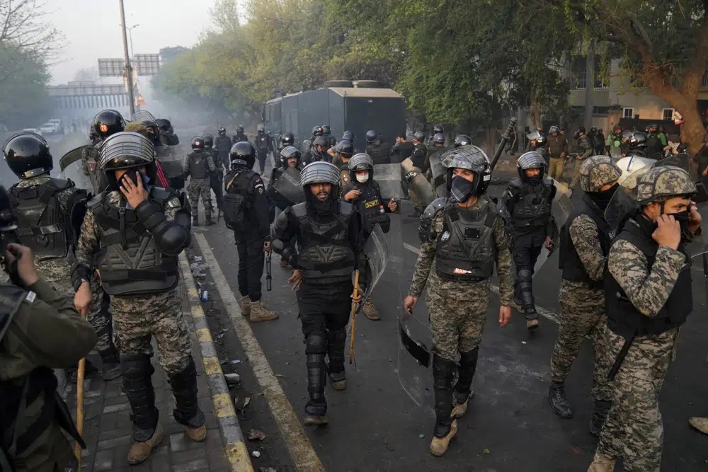 Hàng chục cảnh sát bao vây dinh thự cựu Thủ tướng Pakistan (ảnh: AP)