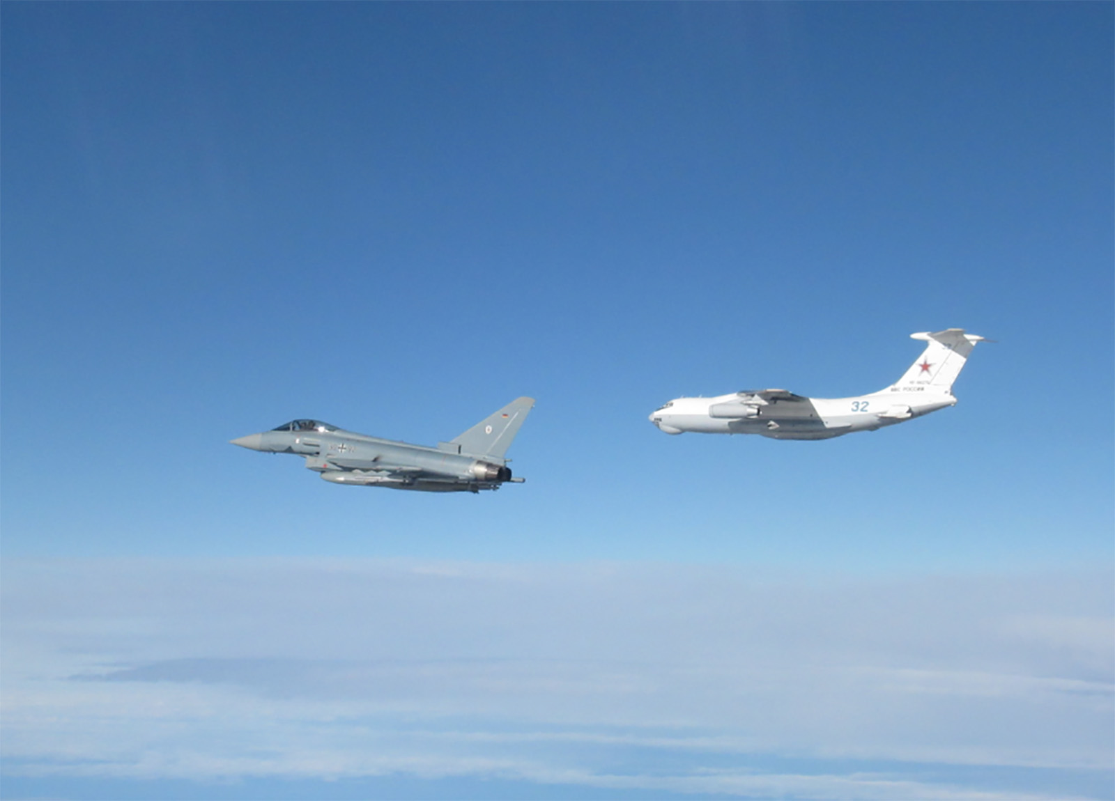 Chiến đấu cơ Typhoon của Anh (màu xám) chặn máy bay quân sự Nga (màu trắng) (ảnh: CNN)