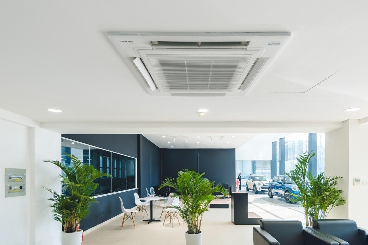 Máy điều hòa âm trần với thiết kế gọn gàng giúp tiết kiệm không gian và đảm bảo tính thẩm mỹ cho văn phòng