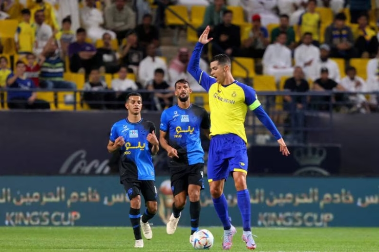 Ronaldo tức giận vì trọng tài thổi còi hết hiệp, khiến Al Nassr mất cơ hội phản công