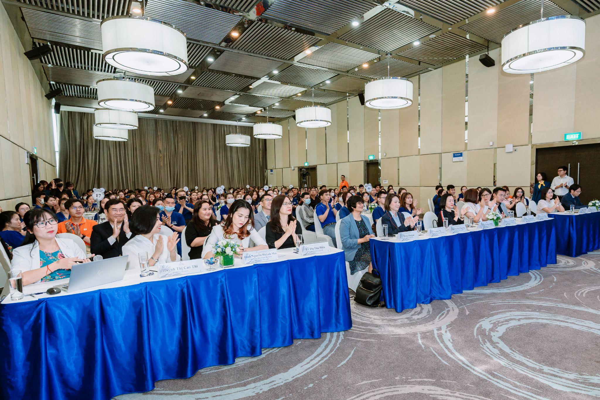 Chương trình hướng đến mục tiêu dược sĩ FPT Long Châu đều là dược sĩ 4T: Có tâm - có tầm - có tài - có thu nhập tương xứng, thực sự tận tâm với nghề và vì sức khỏe của người dân Việt Nam.