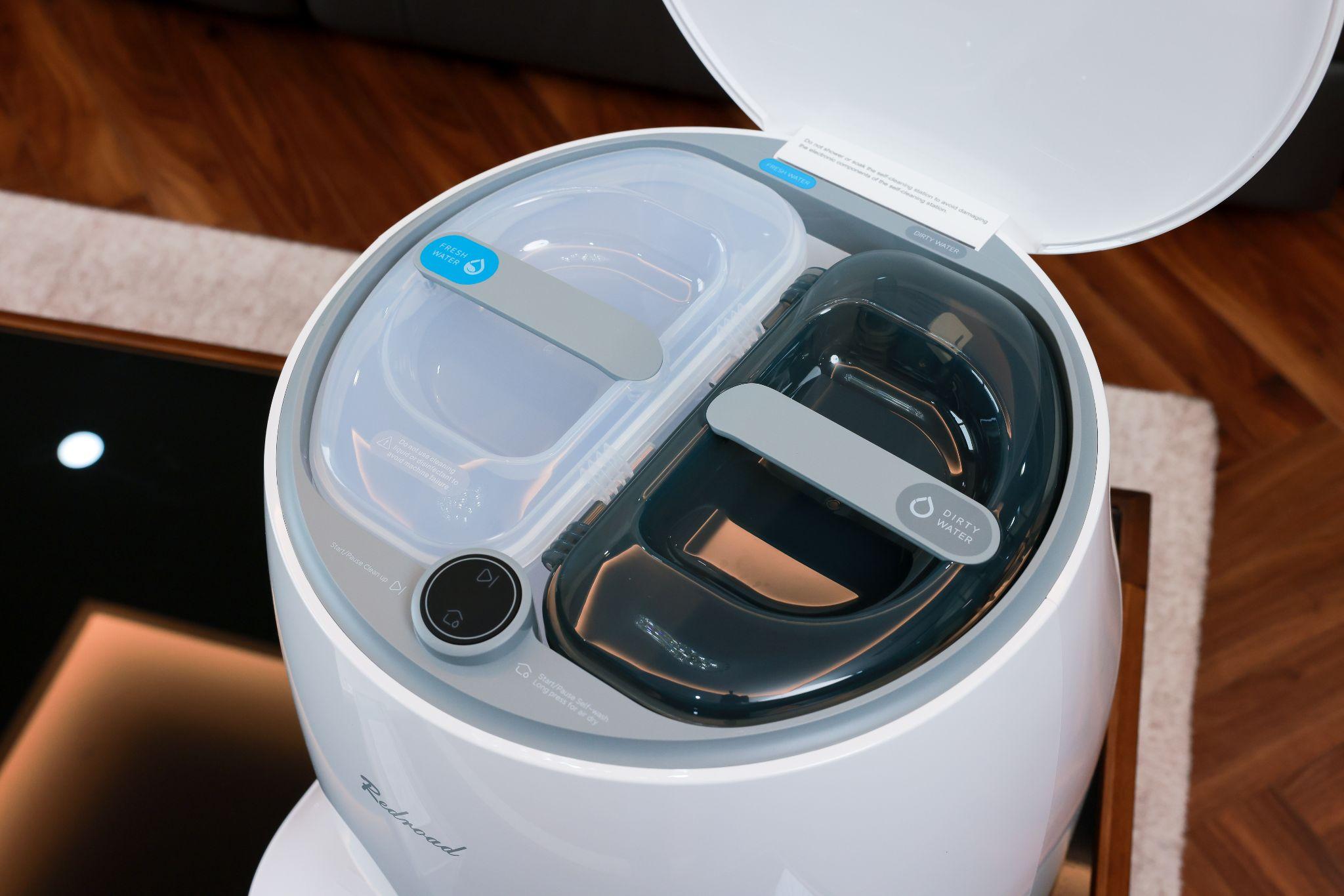 Bình chứa nước sạch và nước bẩn trên dock sạc của Redroad G10 (Ảnh: Redroad)