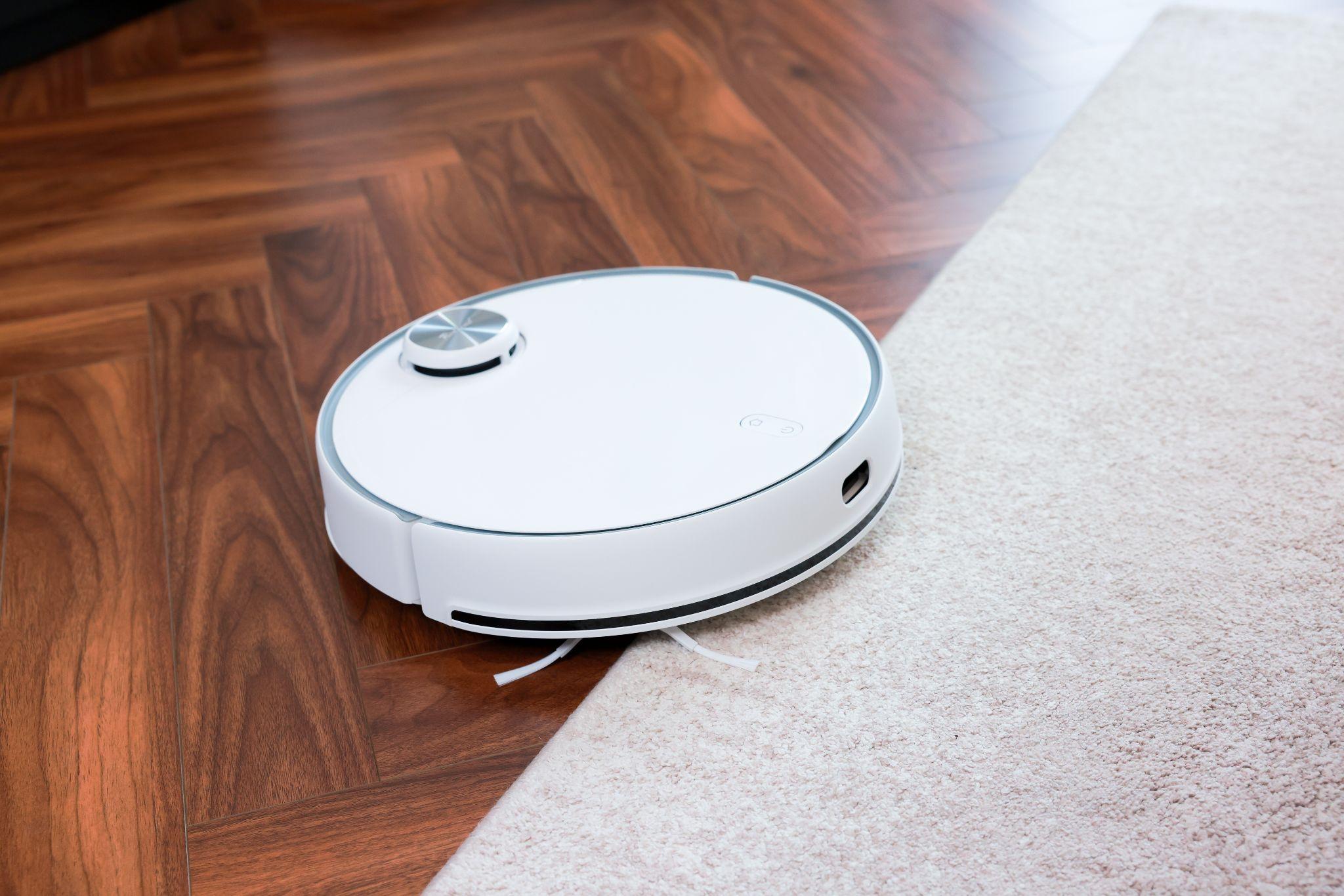 Robot tự động nâng giẻ, tăng lực hút khi gặp thảm (Ảnh: Redroad)