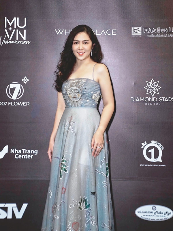 Cô nàng gặt hái được nhiều thành tích từ các cuộc thi nhan sắc