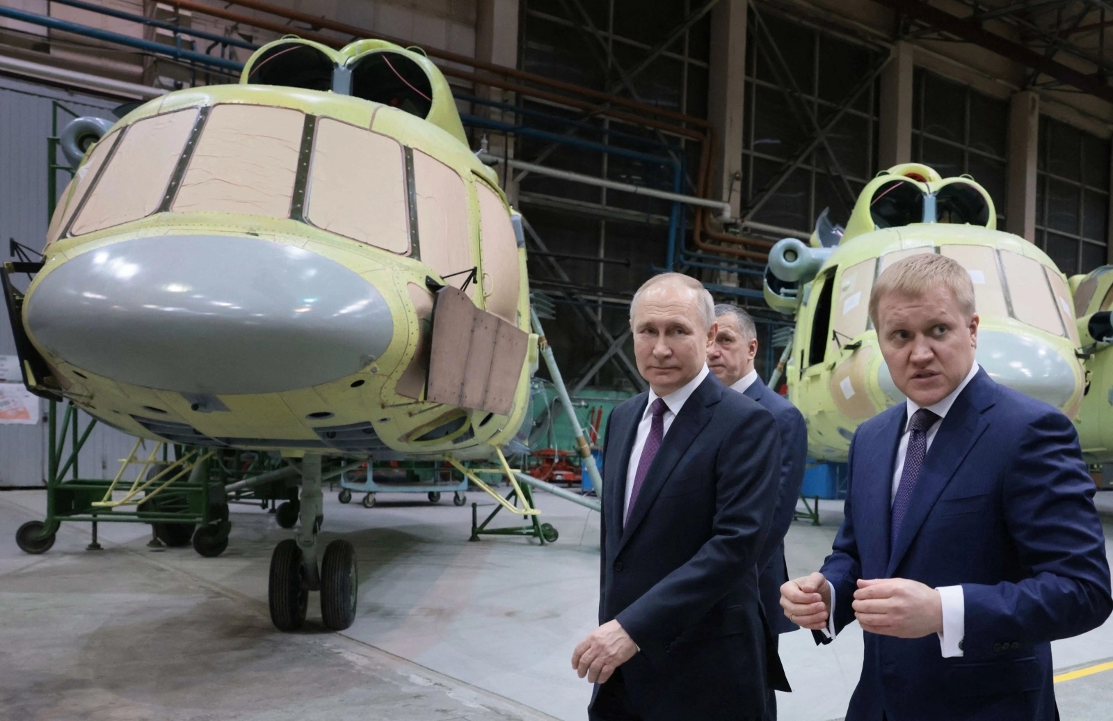 Ông Putin đến thăm nhà máy hàng không ở Cộng hòa Buryatia, thuộc Nga (ảnh: TASS)