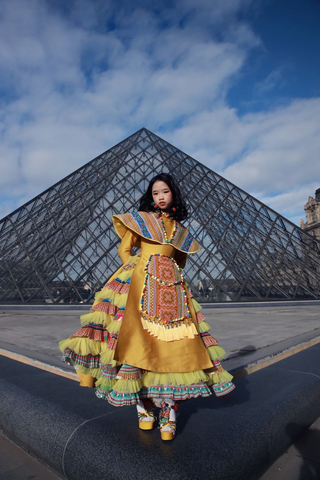 Bùi Hoàng Hạ An – người mẫu nhí Việt Nam trình diễn tại Paris fashion week - 1