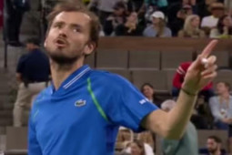 Medvedev chê sân Indian Wells thậm tệ, Wawrinka thắng vẫn bị Rune ”đá xéo”