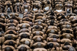 Thế giới - Chùm ảnh: Thêm 2.000 tù nhân bị đưa đến nhà tù lớn nhất châu Mỹ, không có cơ hội được tự do