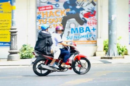 Tin tức trong ngày - Hoảng hồn trước câu trả lời của "cậu ấm cô chiêu" trước cổng trường học