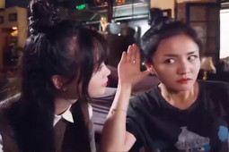 Clip hài hước - Cặp đôi khiếp sợ với độ hóng chuyện của thiên hạ