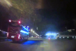 Tin tức trong ngày - Ớn lạnh clip xe tải húc văng xe khách ở Quy Nhơn, nhiều người khóc gào