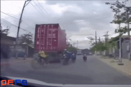Xe máy - Xe đạp - Clip: Người đàn ông "ngổ ngáo" đi xe máy ngược chiều chặn đầu ô tô