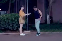 Clip hài hước - Đi chơi về khuya chàng trai đòi bạn gái "sạc nhờ điện thoại"