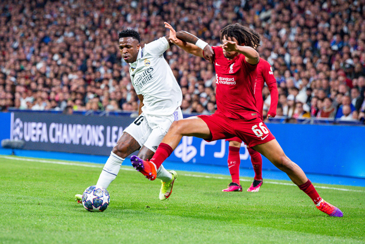 Arnold bị Vinicius "bỏ túi" hoàn toàn khiến hàng phòng ngự của Liverpool luôn bị đặt trong tình trạng báo động