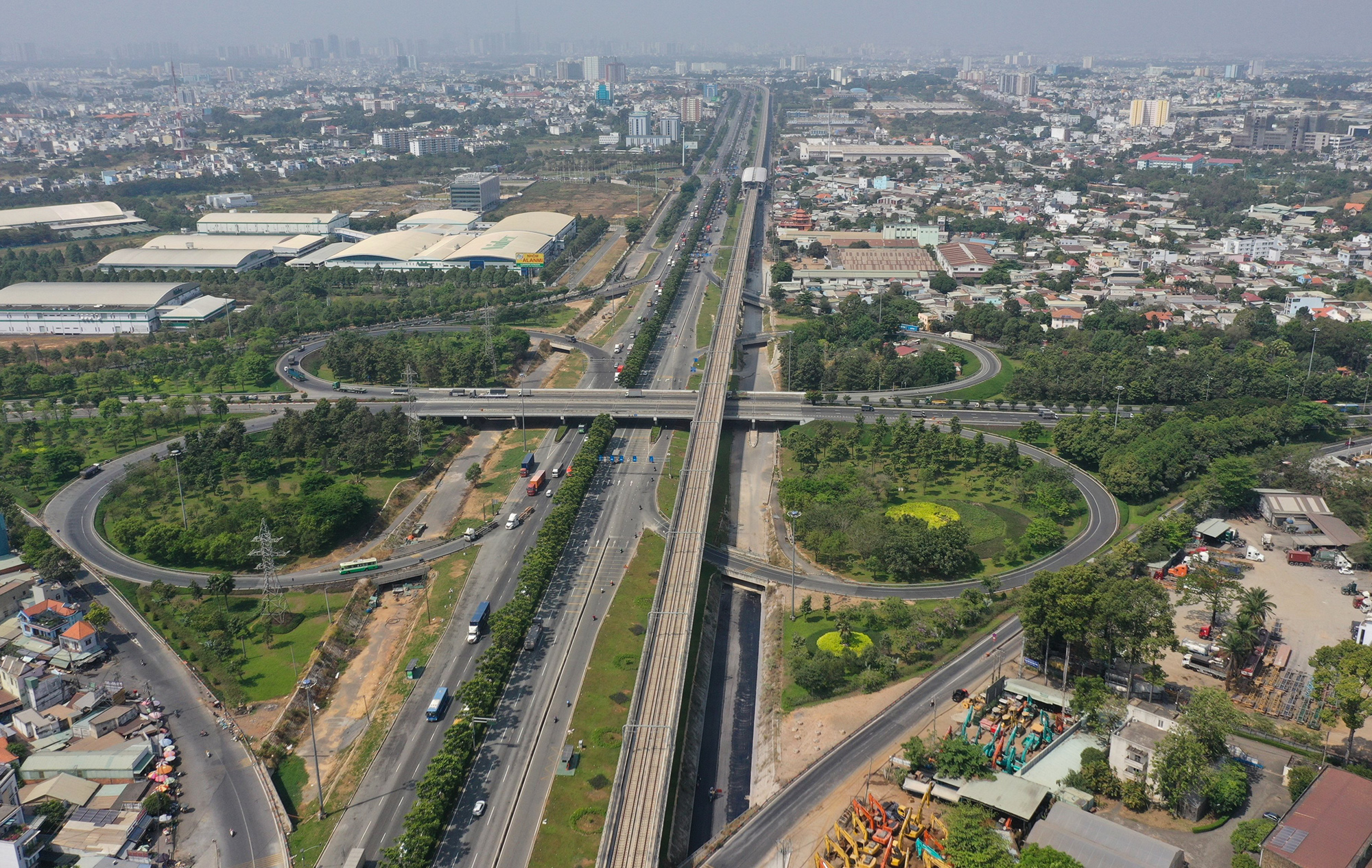 Hai nhóm hầm chui trên đường song hành Xa lộ Hà Nội đoạn qua nút giao thông Trạm 2 (TP Thủ Đức, TP.HCM) được khởi công xây dựng năm 2017.