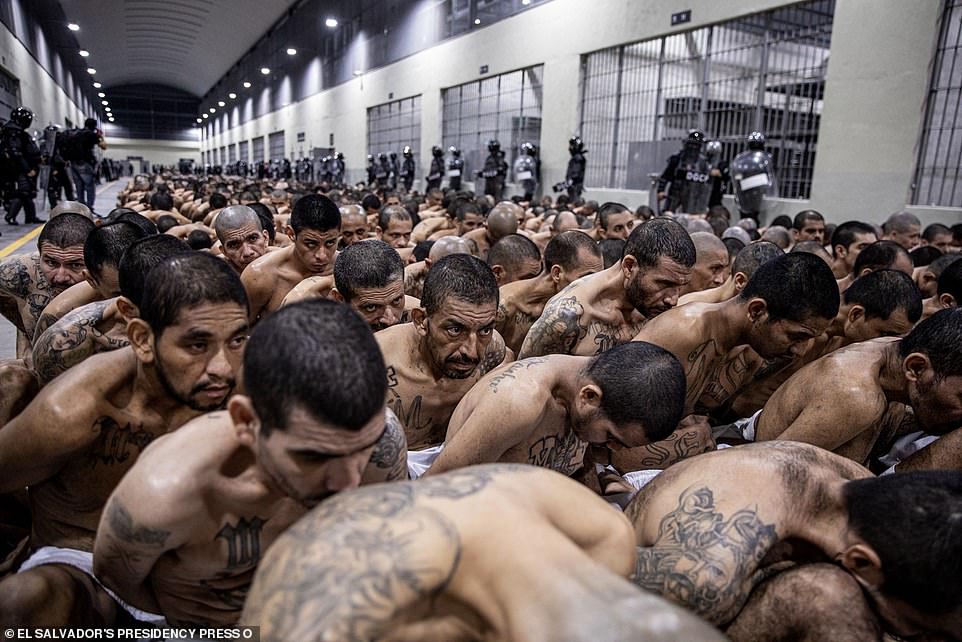 El Salvador ngày 15/3&nbsp;đã đưa thêm 2.000 tù nhân tới siêu nhà tù CECOT.