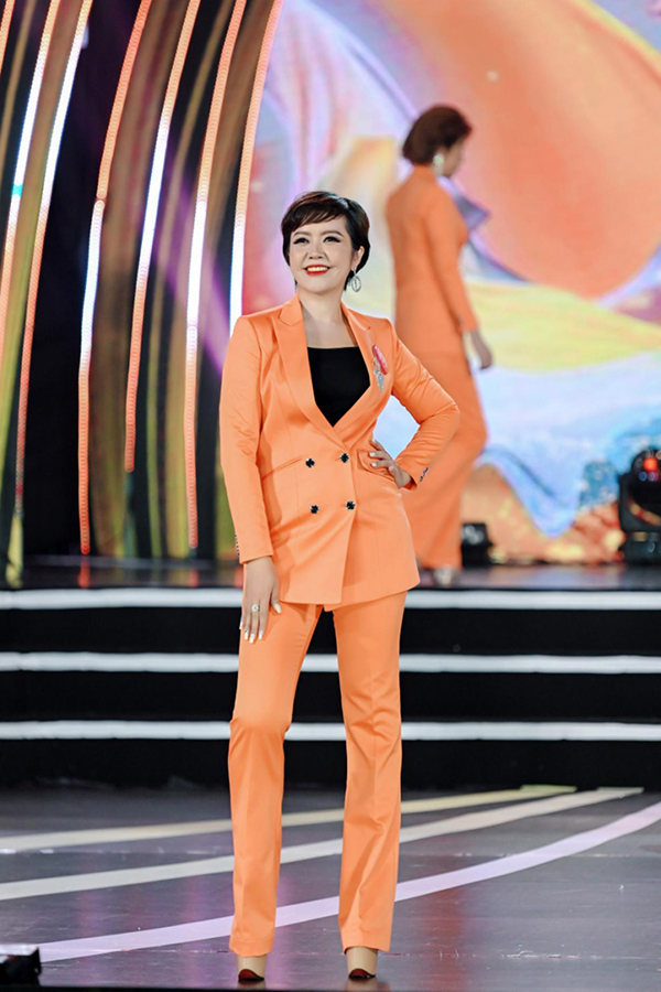 Cô trở nên sang trọng trong phần thi trình diễn trang phục công sở