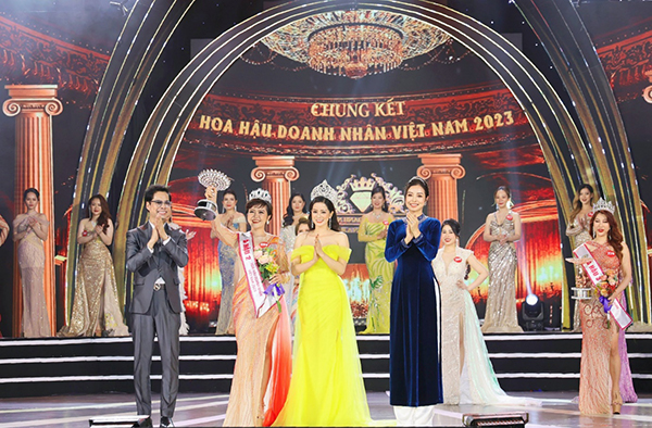 Danh ca Ngọc Sơn, Hoa hậu Châu Á Jennifer Phạm và Á hậu Lê Xuân Tâm trao ngôi vị Á hậu 2 cho doanh nhân Đinh Thị Hằng.