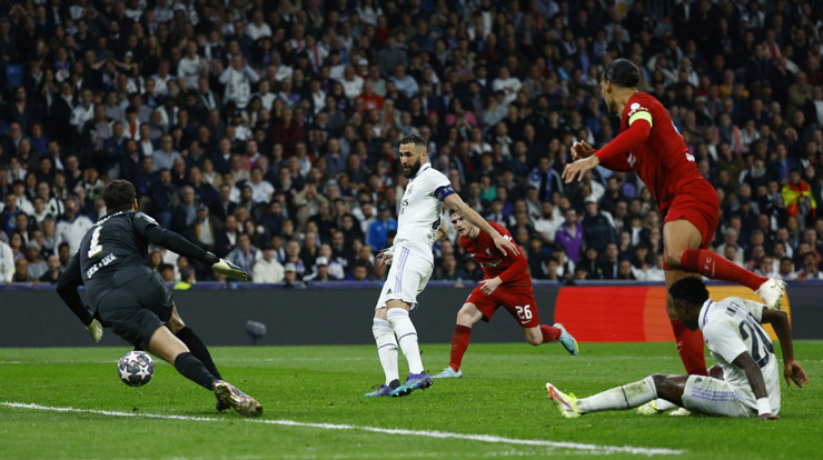 Karim Benzema "xé lưới" Liverpool để giúp Real Madrid chiến thắng
