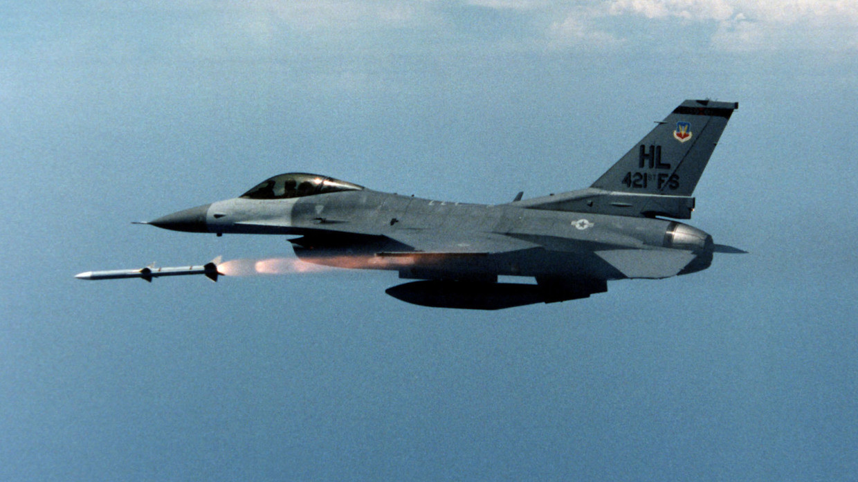 Chiến đấu cơ Mỹ phóng tên lửa đối không tầm trung AIM-120.