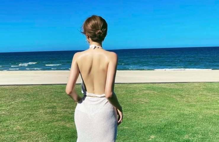 Nhất là những lần thả dáng trên biển, vóc dáng của cô được ví đẹp tựa như tranh.
