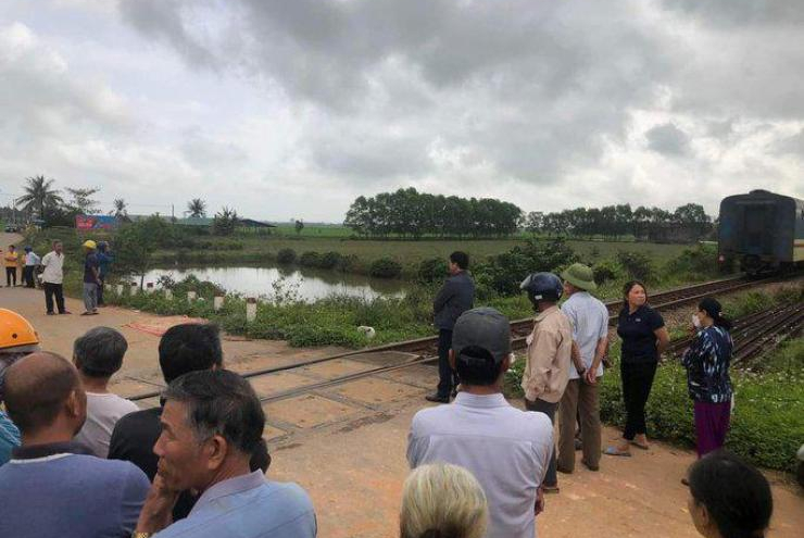 Dắt xe đạp qua đường sắt, cụ ông 86 tuổi bị tàu hỏa tông tử vong