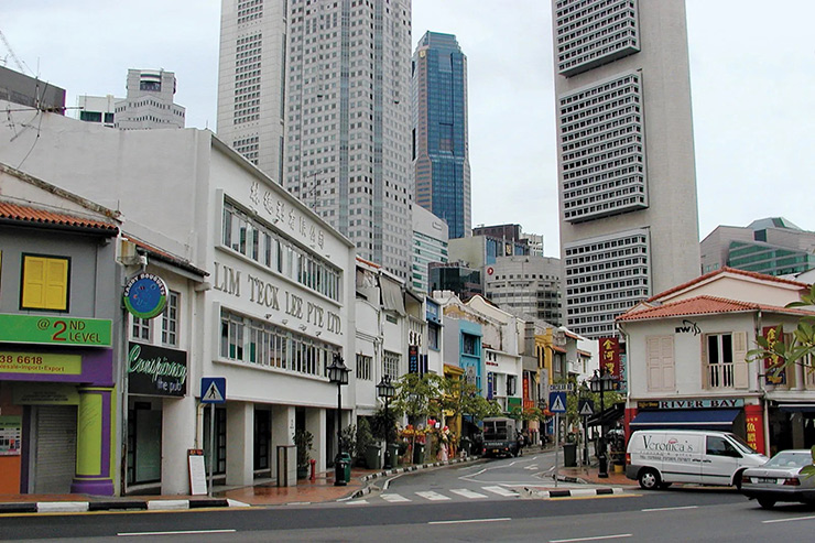 Ban đầu, vì có quá nhiều người nghèo nên Singapore có nhiều khu ổ chuột nhất thế giới, GDP chưa tới 1 tỷ USD.
