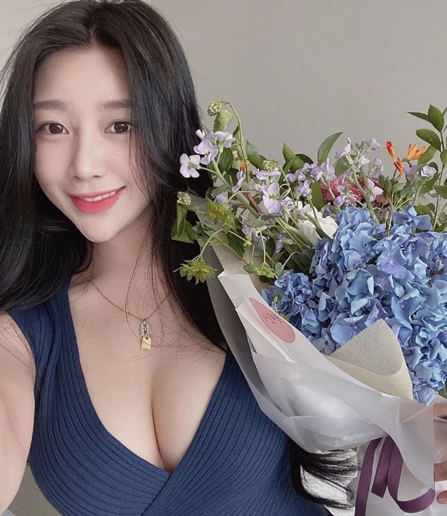 Kim Su Jeong là một trong những hot girl sở hữu lượng người theo dõi đông đảo trên mạng xã hội Hàn Quốc.
