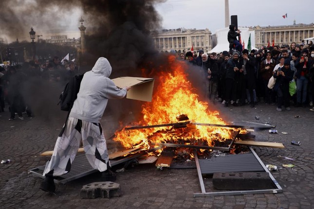 Người biểu tình đốt lửa trước trụ sở Quốc hội Pháp ngày 16/3. (Ảnh: AP)
