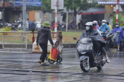 Thót tim cảnh người dân vô tư ”cắt” đầu tàu hỏa, coi thường barie tại Hà Nội