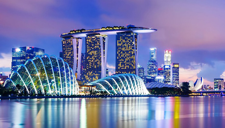 Singapore giàu lên nhờ đóng vai trò như một trung tâm điều phối hàng hóa đi từ châu Âu, Ấn Độ, Châu Phi sang phía Đông Á. Ngoài ra, Singapore xây dựng được môi trường đầu tư thân thiện với doanh nghiệp nên hút nhiều tập đoàn đa quốc gia.
