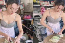 Bạn trẻ - Cuộc sống - Quá xinh đẹp, cô gái rang cơm bỗng nổi như cồn, gây náo loạn cả khu chợ