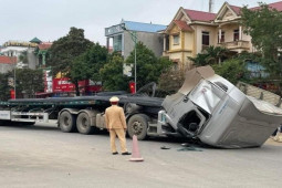 Tin tức trong ngày - Vụ xe máy tạt đầu “báo hại” xe đầu kéo: Chưa va chạm, tài xế bỏ đi có bị phạt?
