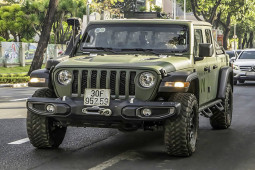 Ngắm xe - Ông chủ Coffee Trung Nguyên tự tay cầm lái mẫu xe Jeep độ khủng