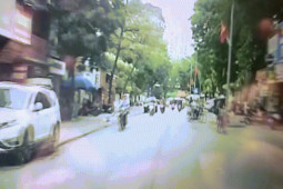 Ô tô - Clip: Mở cửa xe bất cẩn gây tai nạn, tài xế nhận liên hoàn cước