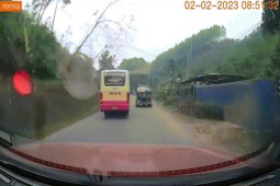 Ô tô - Clip: Xe tải có hành động tuyệt vời khi xe khác xin vượt