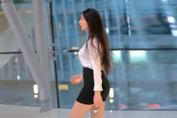 Thời trang - Nữ thư ký khoe vóc dáng đẹp "hút mắt" nơi công sở chỉ nhờ áo sơ mi, váy mini juyp