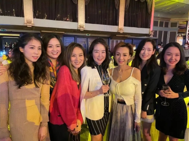 Hình ảnh mới nhất của Diệp Tử My (váy trắng trễ vai, đứng thứ ba từ phải qua trái) sau nhiều năm "mất tích" trong showbiz.