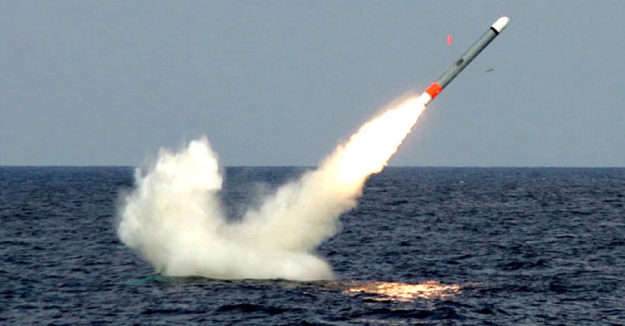 Tên lửa hành trình tầm xa Tomahawk phóng từ tàu ngầm.