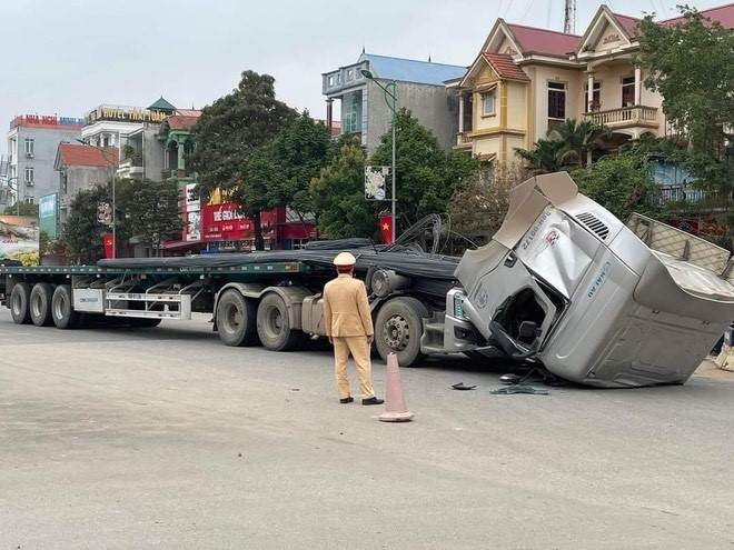 Vụ xe máy tạt đầu “báo hại” xe đầu kéo: Chưa va chạm, tài xế bỏ đi có bị phạt? - 1