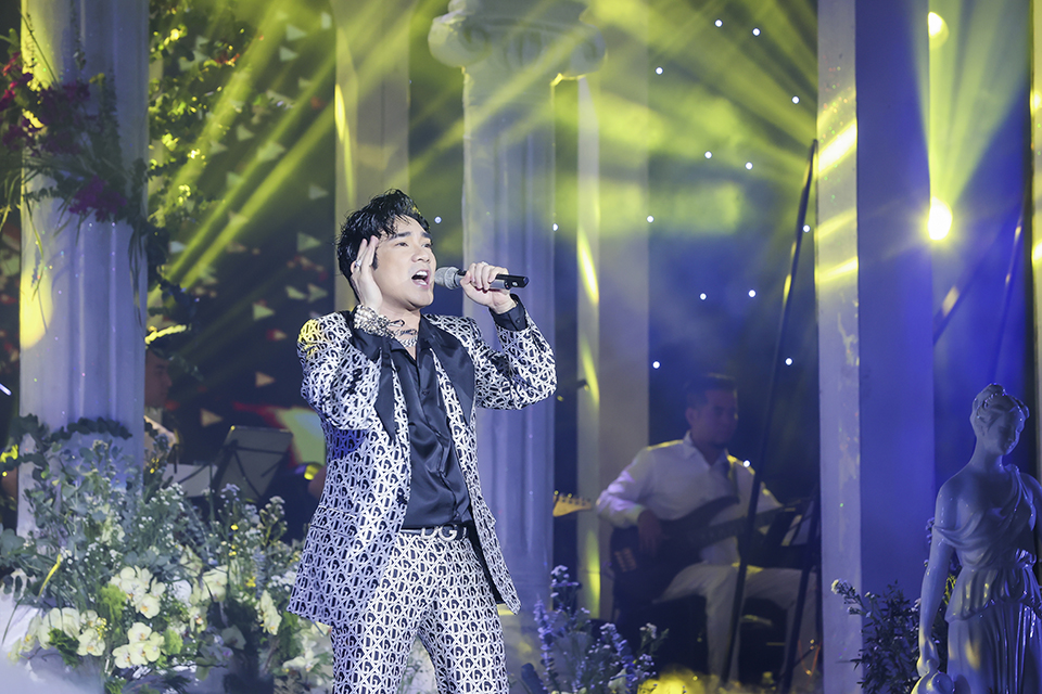 Nam ca sĩ khiến 2.000 khán giả Quảng Ninh "không chịu ra về" - 1
