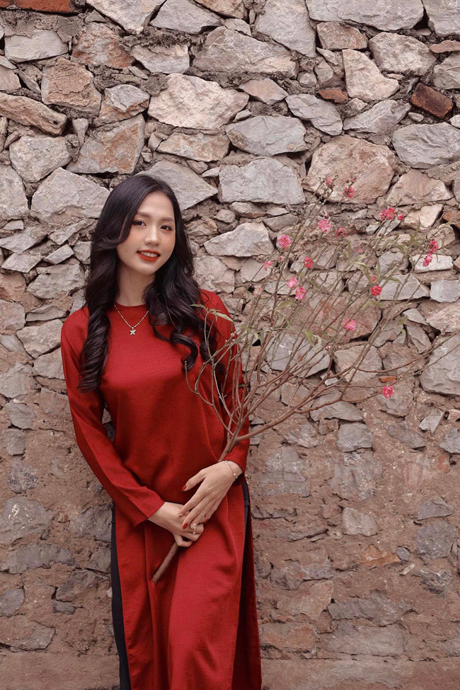 Dù thường xuyên luyện tập và thi đấu ngoài trời, Trần Duyên vẫn giữ được làn da trắng trẻo, mịn màng và vẻ ngoài nữ tính.
