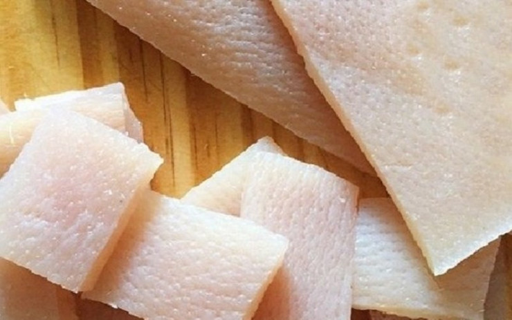 &nbsp;Tại nhiều khu chợ ở Hà Nội, bì lợn có giá rất rẻ, chỉ khoảng 10.000 - 20.000 đồng/kg, thậm chí có thể xin được. Ảnh: Internet&nbsp;