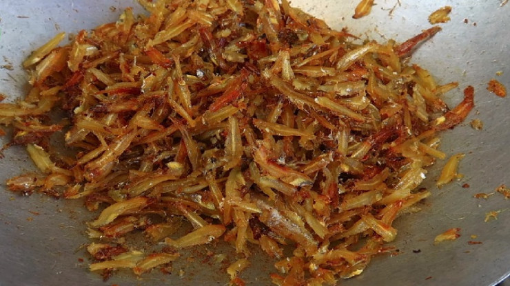 Món ngon cuối tuần: Cá cơm khô rim tỏi ớt đậm đà hao cơm - 2