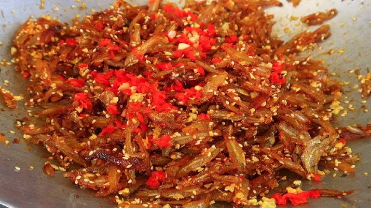 Món ngon cuối tuần: Cá cơm khô rim tỏi ớt đậm đà hao cơm - 3