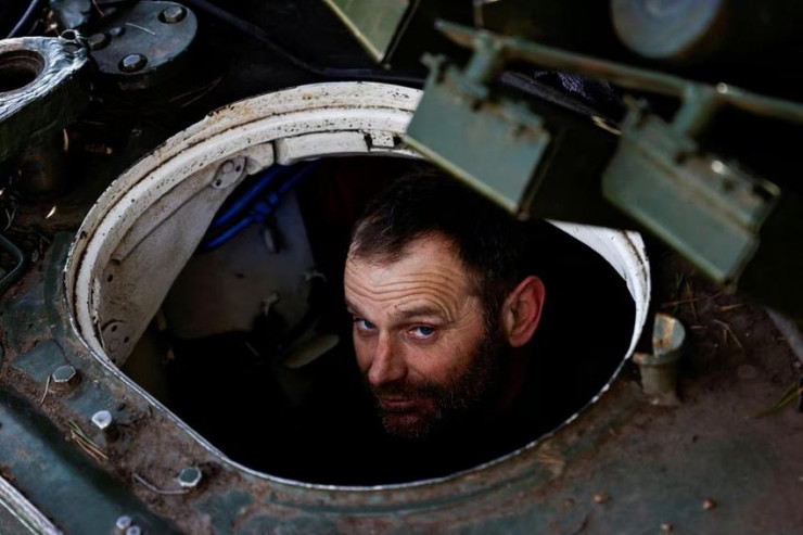 Binh sĩ Ukraine chiến đấu ở TP Kreminna (tỉnh Luhansk). Ảnh: REUTERS